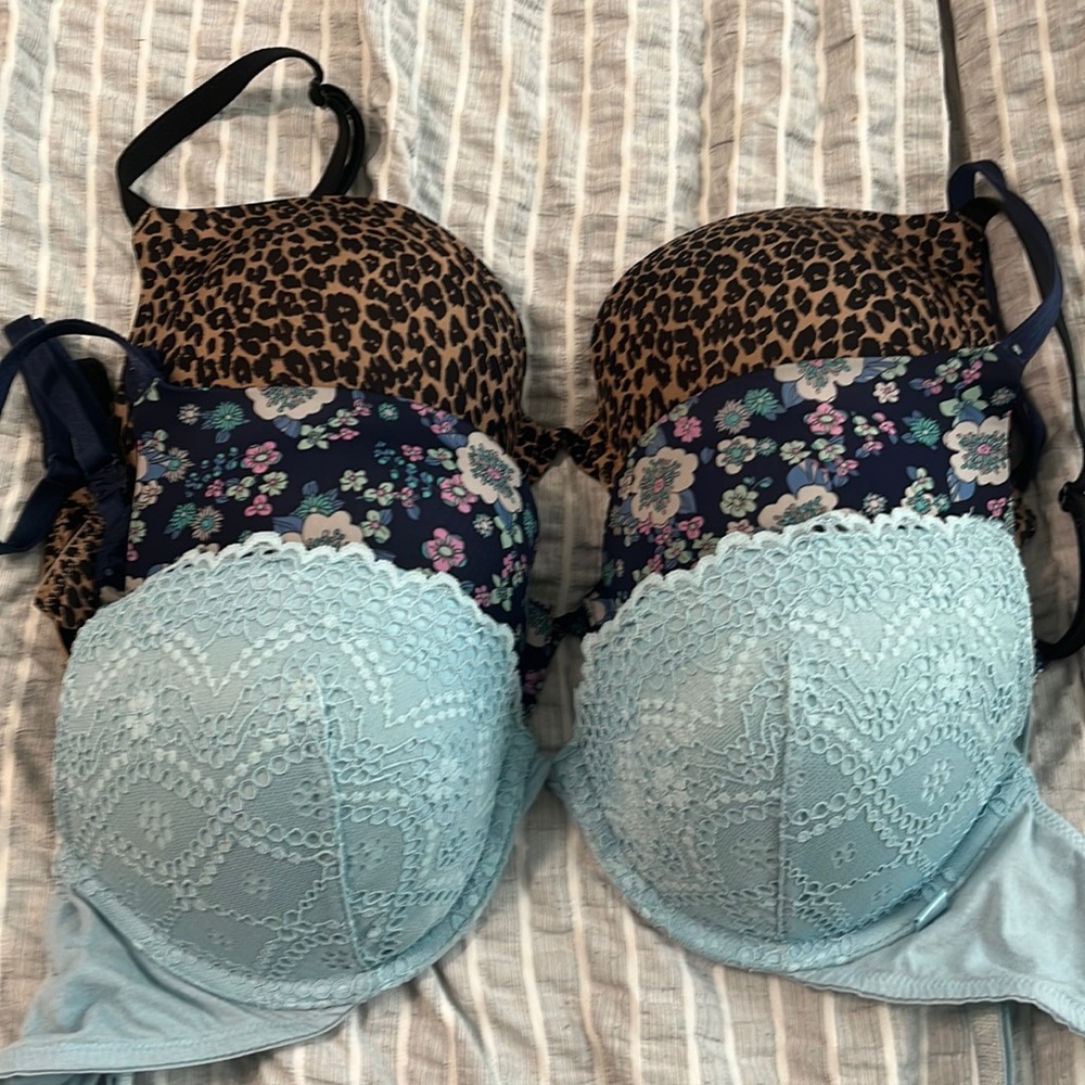 VICTORIAS SECRET LIGHTLY PADDED BRAS